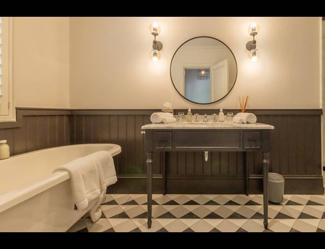 9 BEDROOM HOTEL FOR SALE IN BISHOPSCOURT